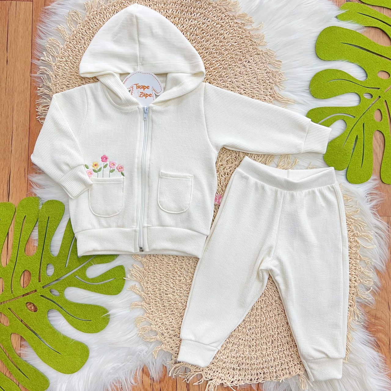 Conj. Jaqueta com Flores Bordadas no Bolsinho e Calça Ribana - Off White